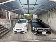 並列2台分のカースペースで、出し入れしやすく日々の駐車もスムーズな快適設計です。