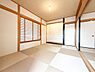 和室：1階和室6帖リビングと離れた独立性の高い1階和室！静かに寛げるため、客間やリモートワーク部屋、寝室としても最適。押入れ収納を備えており、お布団や季節の荷物もすっきりしまえてお部屋を広く使えます♪