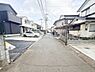 その他：前面道路含む現地写真視界がしっかりと開けた、お車の出し入れもしやすい前面道路です。周辺道路もスッキリと整備されており、歩行者や自転車での移動もスムーズです。
