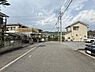 その他：前面道路約8.3ｍでお車の駐車もラクラク。お子様の乗り降りや荷物の出し入れにも嬉しいゆとりある環境です。