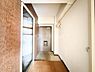 玄関：玄関お部屋へと続くすっきりとした玄関アプローチ！限られたスペースを有効活用した設計で、いつでも気持ちよくご家族やゲストを迎え入れられます。シンプルな内装でアレンジのしやすさも魅力です。
