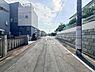 その他：前面道路含む現地写真綺麗に舗装されたすっきりと見通しの良い前面道路。道路幅にも十分なゆとりがあり、対向車とのすれ違いや駐車場への入庫も落ち着いて行えます。静かで住み心地の良い落ち着いた住宅街です。
