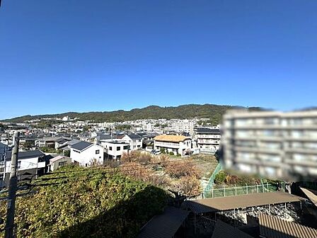 閑静な住宅街を見渡す、穏やかな景色。落ち着いた街並みが広がり、静かで住みやすい環境です。