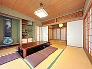■南側の大きな窓で明るいお部屋心地よい日差しが差し込む約8帖の洋室は、開放感と温もりを感じる空間。