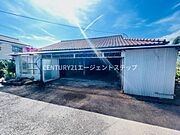 ゆったりとしたスペースが確保されたガレージです。天井までしっかりとした構造で車の出し入れもスムーズに行えます。屋根付きなので天候に左右されず様々な用途に活用しやすいです。
