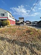 周辺に住宅が建ち並ぶエリアに位置しています。道路に面しておりアクセスも良好です。開放感のある現地土地写真です。住環境をお探しの方におすすめのロケーションとなっています。