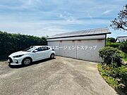ゆったりとしたスペースの駐車場で車の出し入れがしやすいです。周囲が緑に囲まれており落ち着いた雰囲気です。