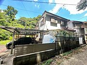 屋根付きの駐車場があり車を雨や日差しから守ることができます。敷地内に設置されているため移動もスムーズです。車の乗り降りや荷物の積み下ろしも快適に行えます。静かな環境に位置しており安心して駐車できます。