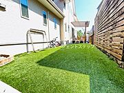 日当たりの良い場所に広がる庭は開放感があり使い勝手が良いスペースです。人工芝が敷かれておりお手入れも簡単です。隣家との間には目隠しフェンスが設置されておりプライバシーが確保されています。