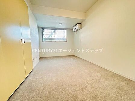 明るい窓から自然光が差し込む開放的な寝室です。エアコンが設置されており快適な空間となっています。広々としたスペースで自由に家具の配置が可能です。収納付きでお部屋もすっきりと保てます。