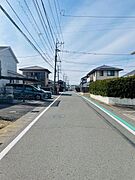 前面道路はしっかりと舗装されており見通しの良い環境です。両側には住宅が整然と並んでいます。道路の幅も確保されており車の出入りにも便利です。周辺には電柱や自転車置き場など生活に必要な設備が整っています。