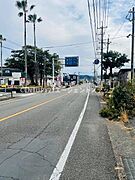 前面道路が広く車の通行がしやすい環境です。歩道も整備されておりお子様やご年配の方にも安心です。周辺には電柱や標識があり利便性を感じられます。道沿いには緑もあり開放的な雰囲気が漂っています。