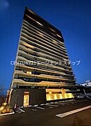 堂々とした存在感が際立つ外観です。高層のデザインが都市の景観によく馴染みます。ガラスパネルとバルコニーが連なる外観が印象的です。駐車場も整備されておりアクセスしやすい構造です。