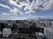 大きな窓から広がる街並みを一望できます。開放感のある現地からの眺望が楽しめます。空が広く感じられる景色で都心の様子がしっかりと確認できます。遠くまで見渡せるため天候や季節の変化も感じやすい環境です。