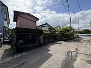 落ち着いた住宅街に位置する現地土地写真です。周囲には緑も多く開放感あふれる雰囲気が魅力的です。前面道路も広く車の出入りがしやすい環境です。近隣には戸建て住宅が並んでおり静かな環境になっています。
