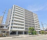 開放感のあるデザインが特徴の外観です。周辺の街並みに調和するシンプルな色合いが魅力的です。バルコニーが広く取られており各住戸でゆとりを感じられます。建物前には植栽が整えられています。