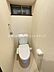 トイレ：落ち着いた色合いの壁紙で清潔感のあるトイレです。小窓があり換気しやすい環境となっています。ペーパーホルダーも壁付けですっきりとした印象です。温水洗浄機能付き便座が備わっています。