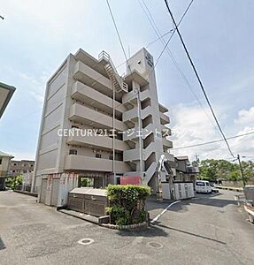外観：シンプルなデザインの外観が印象的なマンションです。広々としたエントランス前には植栽もあり明るい雰囲気が感じられます。周囲には建物が少なく開放感のある立地です。