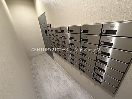 清潔感のある共用部に設置された郵便ポストが整然と並んでいます。各部屋ごとに専用のポストがありプライバシーにも配慮されています。シンプルなデザインで使いやすさが感じられます。
