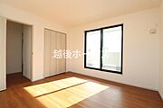 シンプルな洋室なので家具などのインテリアともマッチしておしゃれ感が出しやすく、身の回りの整理もしやすいですね♪