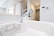 蛇口の先端に浄水器を内蔵。場所をとらない画期的な浄水器です。また、浄水器ごとホースを引き出せます。カートリッジ交換も簡単。