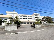 新潟市立江南小学校まで877m