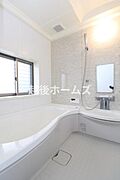 一日の疲れが癒される広々とした浴室です♪