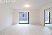 ダイニングテーブル・ソファーも配置できるゆとりある設計になっております。