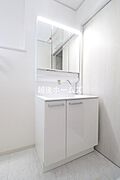 【同社施工事例】3面鏡のシャンプードレッサーは収納充実！朝のお支度も楽々できますね。