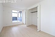 シンプルな洋室なので家具などのインテリアともマッチしておしゃれ感が出しやすく、身の回りの整理もしやすいですね♪