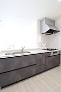 【同社施工例】キッチンは使いやすいシステムキッチンです。浄水器一体型の水栓も標準装備しています。