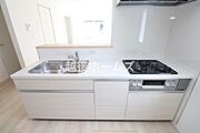 【同社施工例】キッチンは使いやすいシステムキッチンです。浄水器一体型の水栓も標準装備しています。