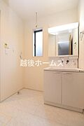 【同社施工事例】3面鏡のシャンプードレッサーは収納充実！朝のお支度も楽々できますね。