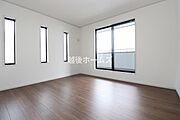 【同社施工例】各洋室は2面採光設計、日当たりや換気にも配慮した空間になっています。