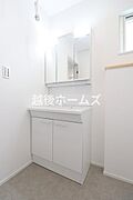 【同社施工事例】3面鏡のシャンプードレッサーは収納充実！朝のお支度も楽々できますね♪