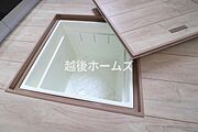 デットスペースを有効活用した床下収納。最大重量は70ｋｇとなっており、防災用品や備蓄の保管にも最適です