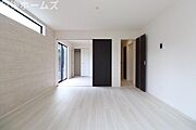 【同社施工例】ダイニングテーブルが配置できるゆとりある設計になっております。