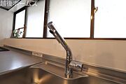 蛇口の先端に浄水器を内蔵。場所をとらない画期的な浄水器です。また、浄水器ごとホースを引き出せます。カートリッジ交換も簡単。