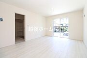 【同社施工例】ダイニングテーブルが配置できるゆとりある設計になっております。
