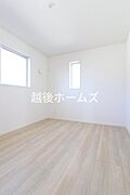 【同社施工例】各洋室は2面採光設計、日当たりや換気にも配慮した空間になっています。