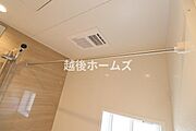 浴室乾燥機付きのシステムバスを最大限に活用できる、浴室物干が標準装備！早く乾かしたいお洗濯物も人目につかず乾燥が可能です
