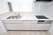 【同社施工例】キッチンは使いやすいシステムキッチンです。浄水器一体型の水栓や食洗機が標準装備しています。