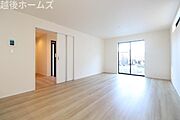 【同社施工事例】ダイニングテーブル・ソファーも配置できるゆとりある設計になっております。
