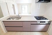 【同社施工例】キッチンは使いやすいシステムキッチンです。食洗機や浄水器一体型の水栓も標準装備しています。