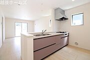 【同社施工例】3口タイプのシステムキッチンは収納が豊富！毎日のお掃除もしやすい設計になっています