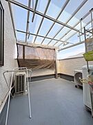【バルコニー】しっかり屋根が付いており急な雨も安心。※ＡＩ加工により荷物を消去した画像です。細部設備については一部描写が不足している箇所がございますので、あらかじめご了承ください。