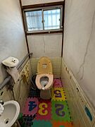 【トイレ】小窓付きで自然換気可能な個室トイレ。※ＡＩ加工により荷物を消去した画像です。細部設備については一部描写が不足している箇所がございますので、あらかじめご了承ください。