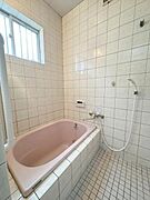 【浴室】窓付きの自然換気可能なバスルーム。※ＡＩを使用し編集した画像です。細部設備については一部描写が不足している箇所がございますので、あらかじめご了承ください。