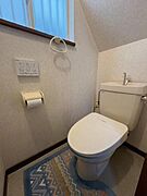 【トイレ】小窓付きで自然換気可能な個室トイレ。※ＡＩを使用し編集した画像です。細部設備については一部描写が不足している箇所がございますので、あらかじめご了承ください。