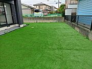 ★人工芝で、家族でバーベキューができます♪★外周に砕石・防草シートを引きましたので、管理も便利です♪